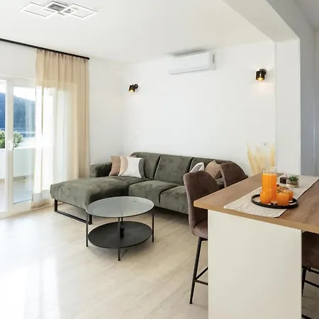 Lovely In Karbuni With Wifi * Brnistrova