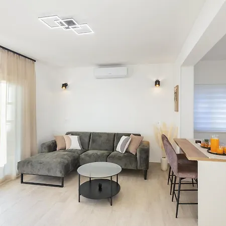 Lovely In Karbuni With Wifi Brnistrova