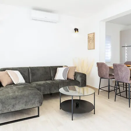 Lovely In Karbuni With Wifi * Brnistrova