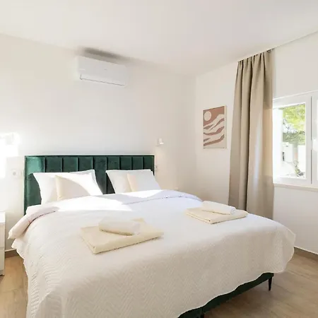 Lovely In Karbuni With Wifi * Brnistrova