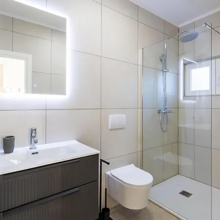 בית נופש Nice Home In Karbuni With Wifi Brnistrova