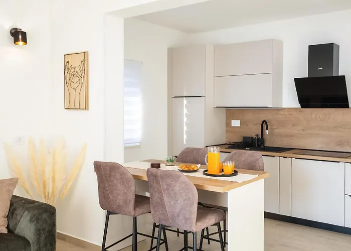 Lovely In Karbuni With Wifi