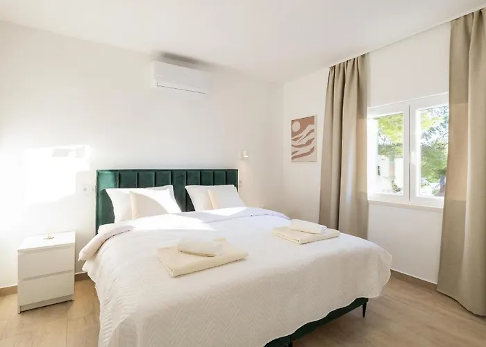 Lovely In Karbuni With Wifi * Brnistrova