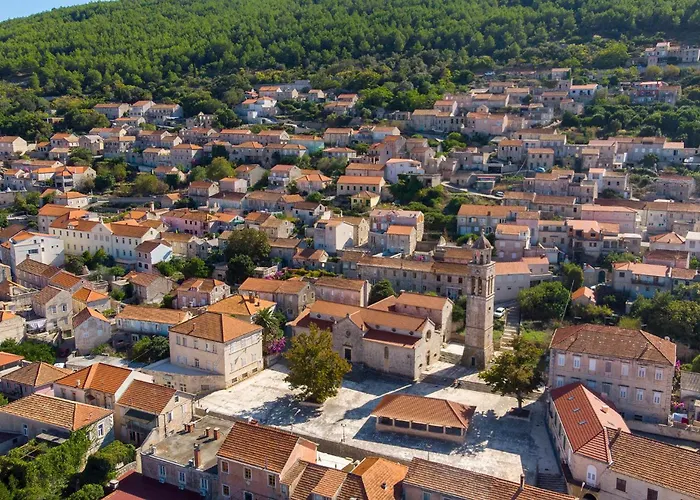 Lovely In Karbuni With Wifi Brnistrova